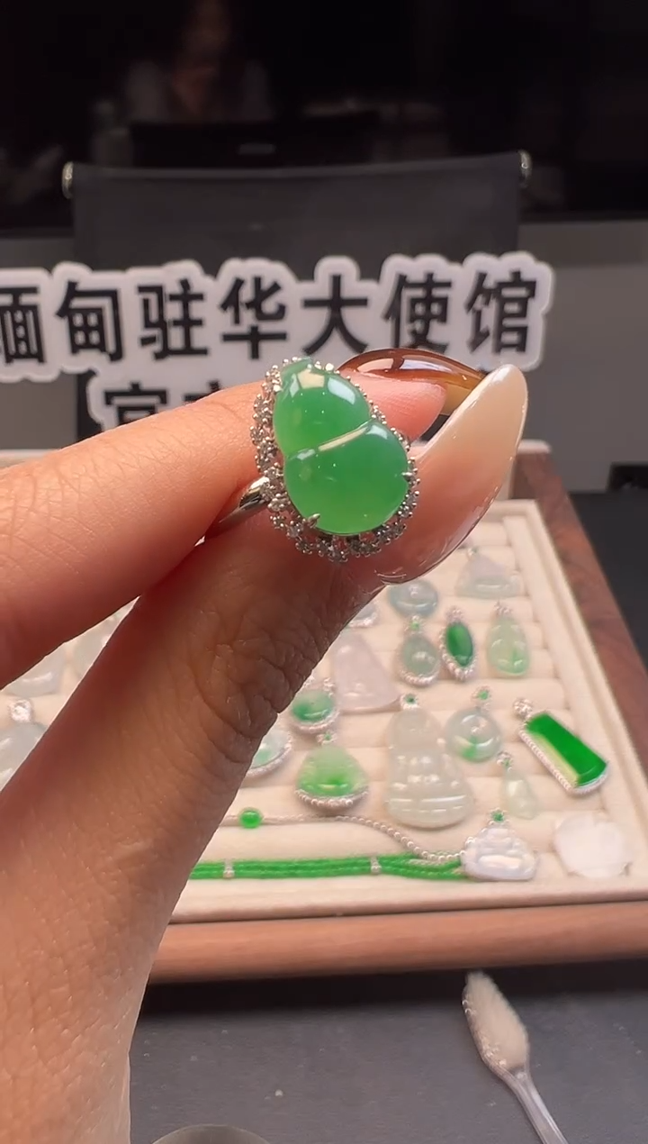 18K金镶嵌戒指翡翠 缅甸珠宝严选