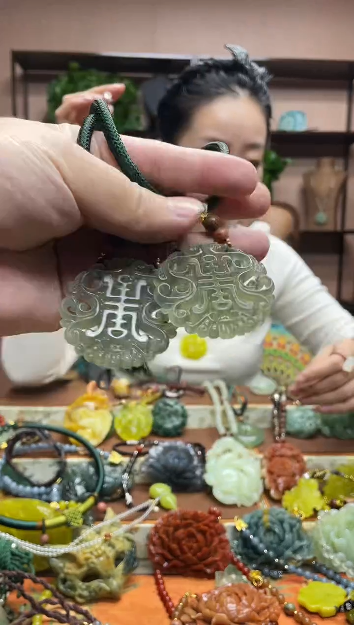 未镶嵌岫玉吊坠多样性发货发其中之一
