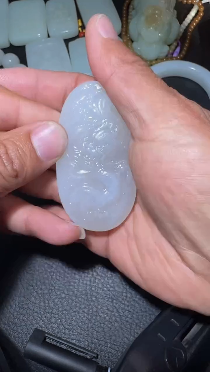 未镶嵌和田玉（糖玉）挂件和田玉