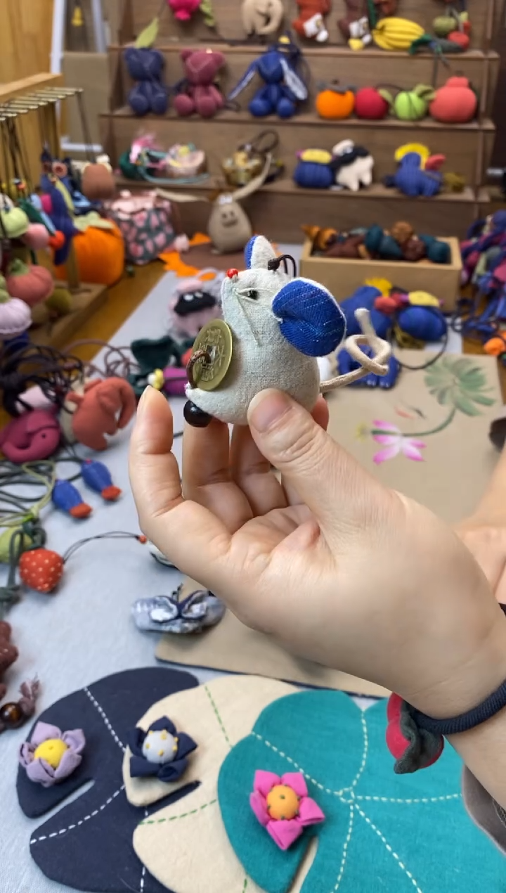 布艺抱钱鼠 挂件