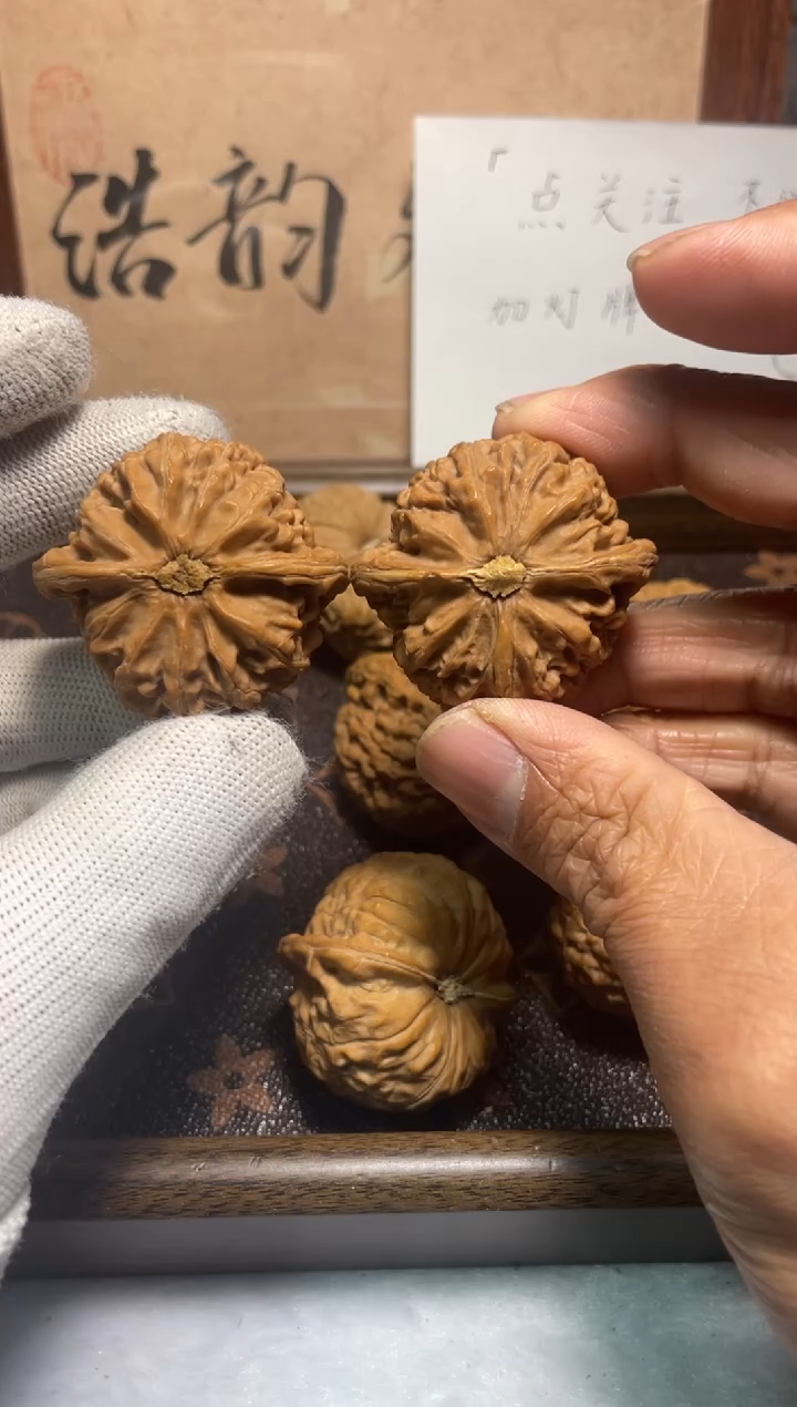 吊坠文玩核桃30号——红皮宫灯（卡43）有磕尖