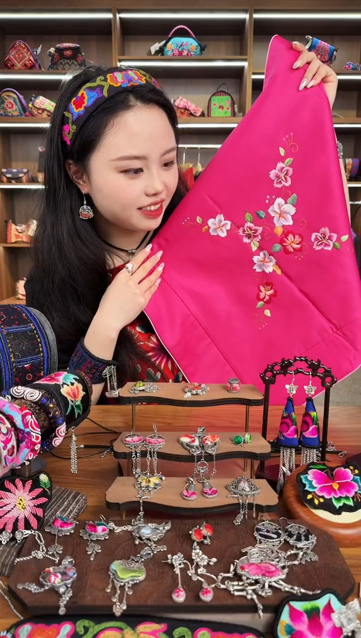 【闪购商品】织绣A43蒙阿苏苗绣传承