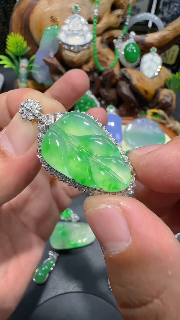 【闪购商品】翡翠吊坠(不含链)18K金镶嵌吊坠