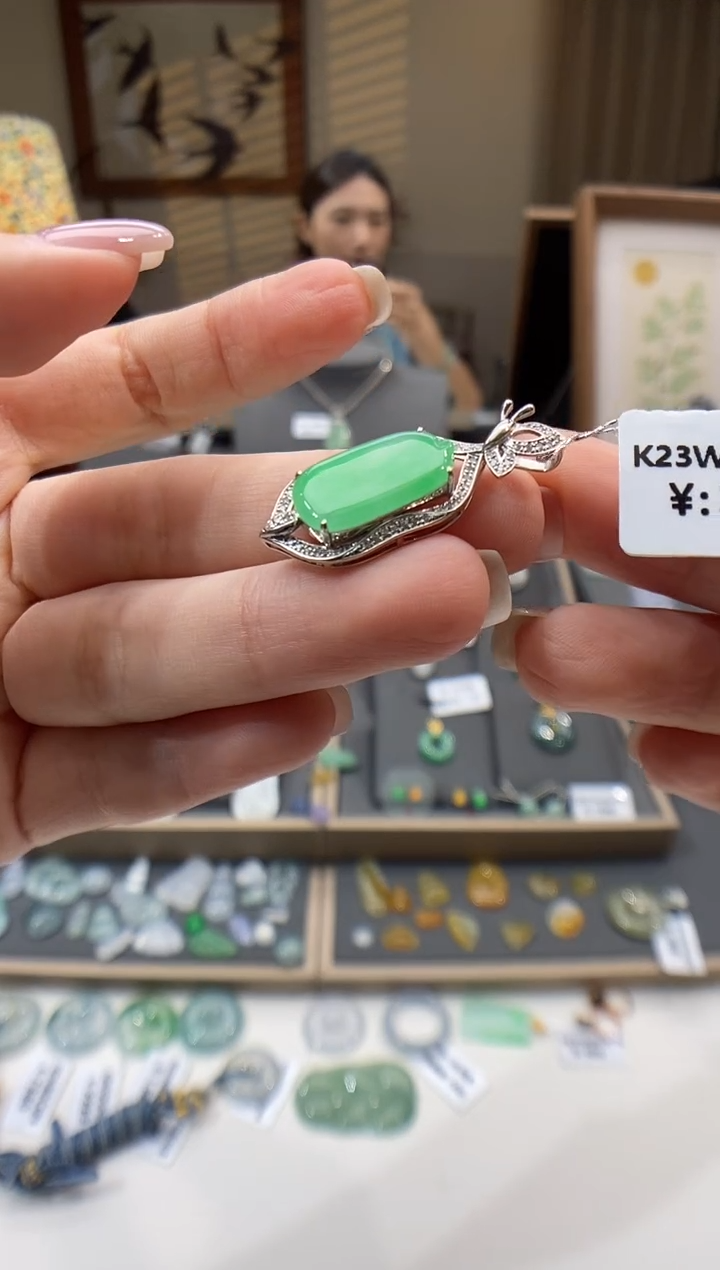 翡翠18K金镶嵌颈饰无事牌