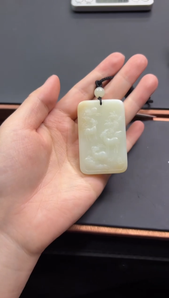 【闪购商品】和田玉吊坠(赠链)未镶嵌且末微色差迪克兰吊坠