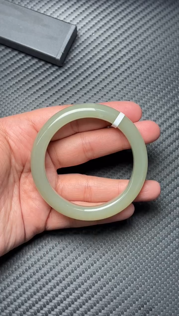 未镶嵌手镯和田玉且末近矿微色差 52mM
