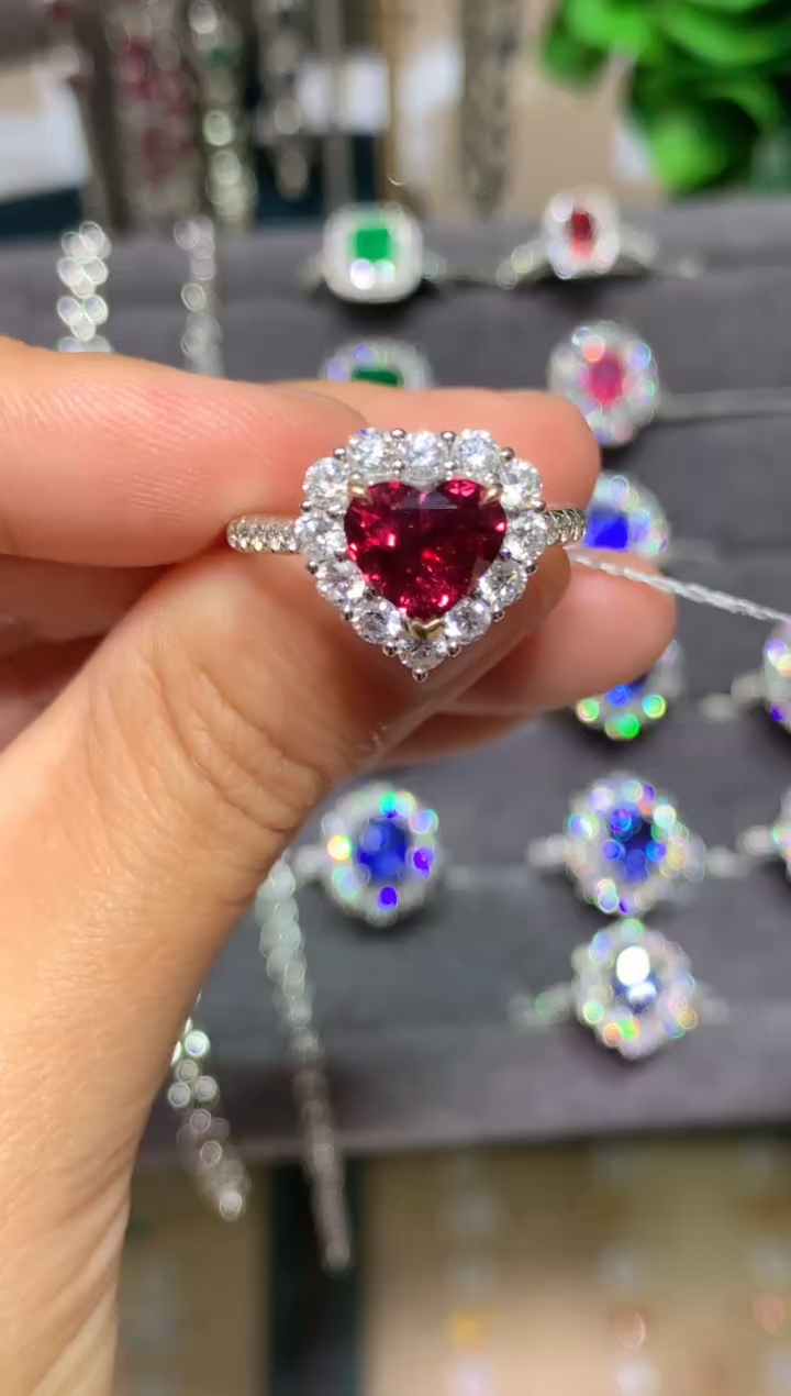 18K金镶嵌戒指红宝石2.19CT