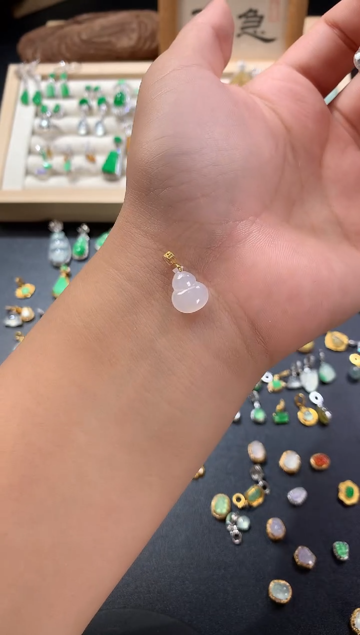 颈饰18K金镶嵌翡翠葫芦