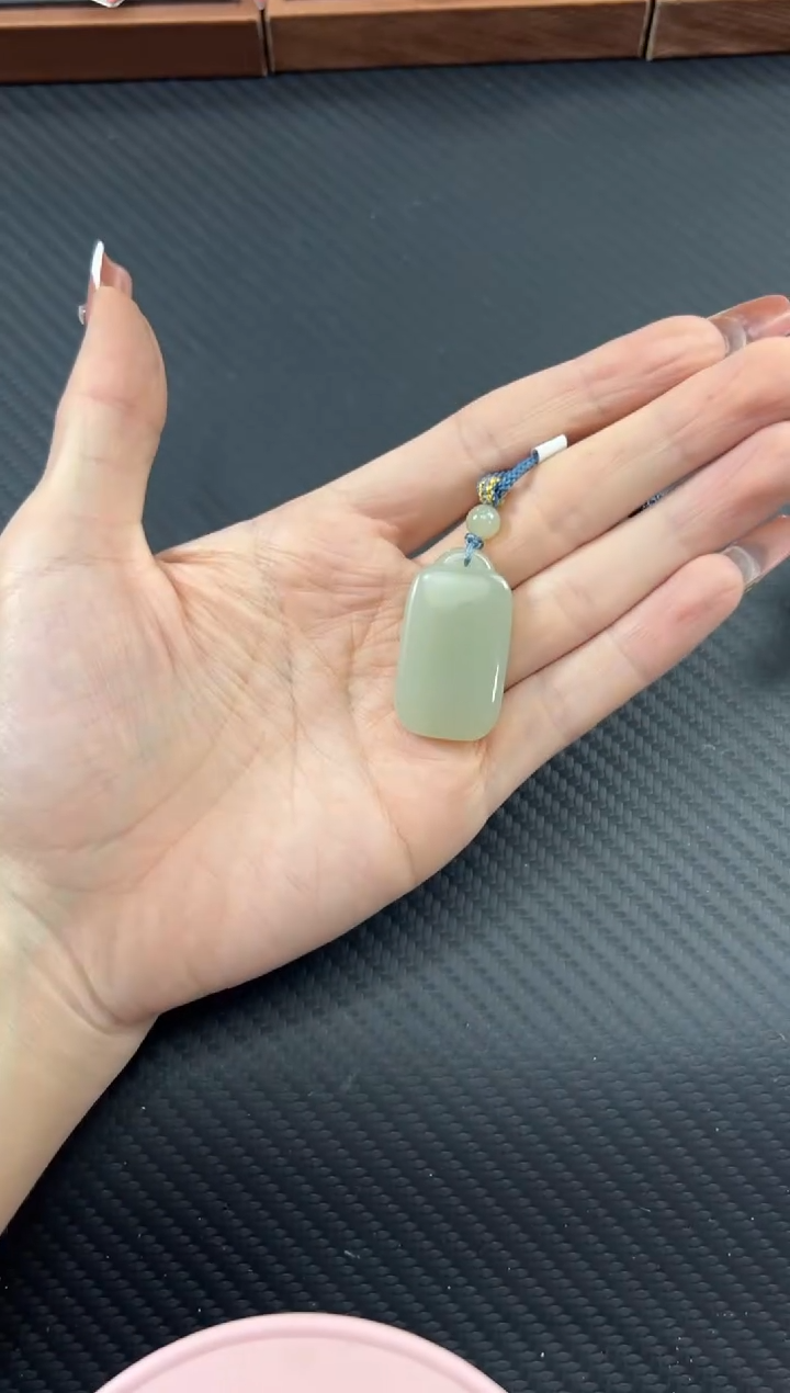 【闪购商品】和田玉吊坠(赠链)未镶嵌且末微色差近矿吊坠