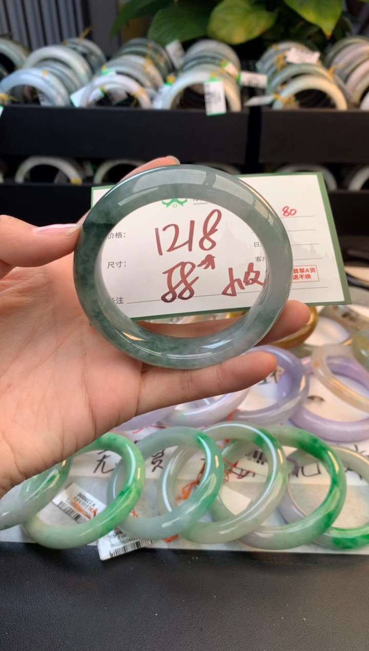 未镶嵌定制翡翠毛货需精细抛光+多人