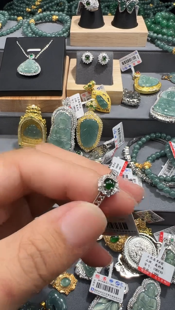 【闪购商品】翡翠吊坠(赠链)未镶嵌天然翡翠