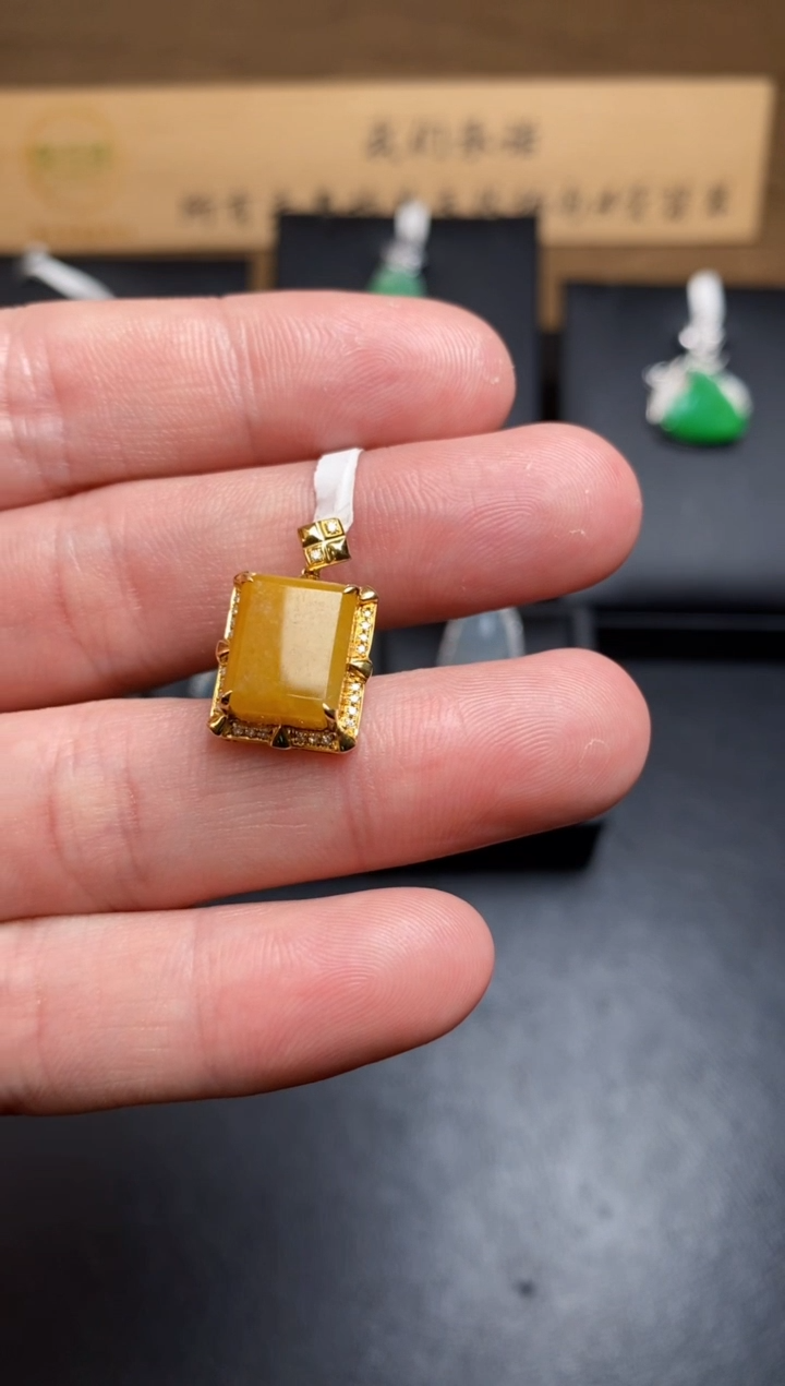 【闪购商品】翡翠颈饰18K金镶嵌翡翠