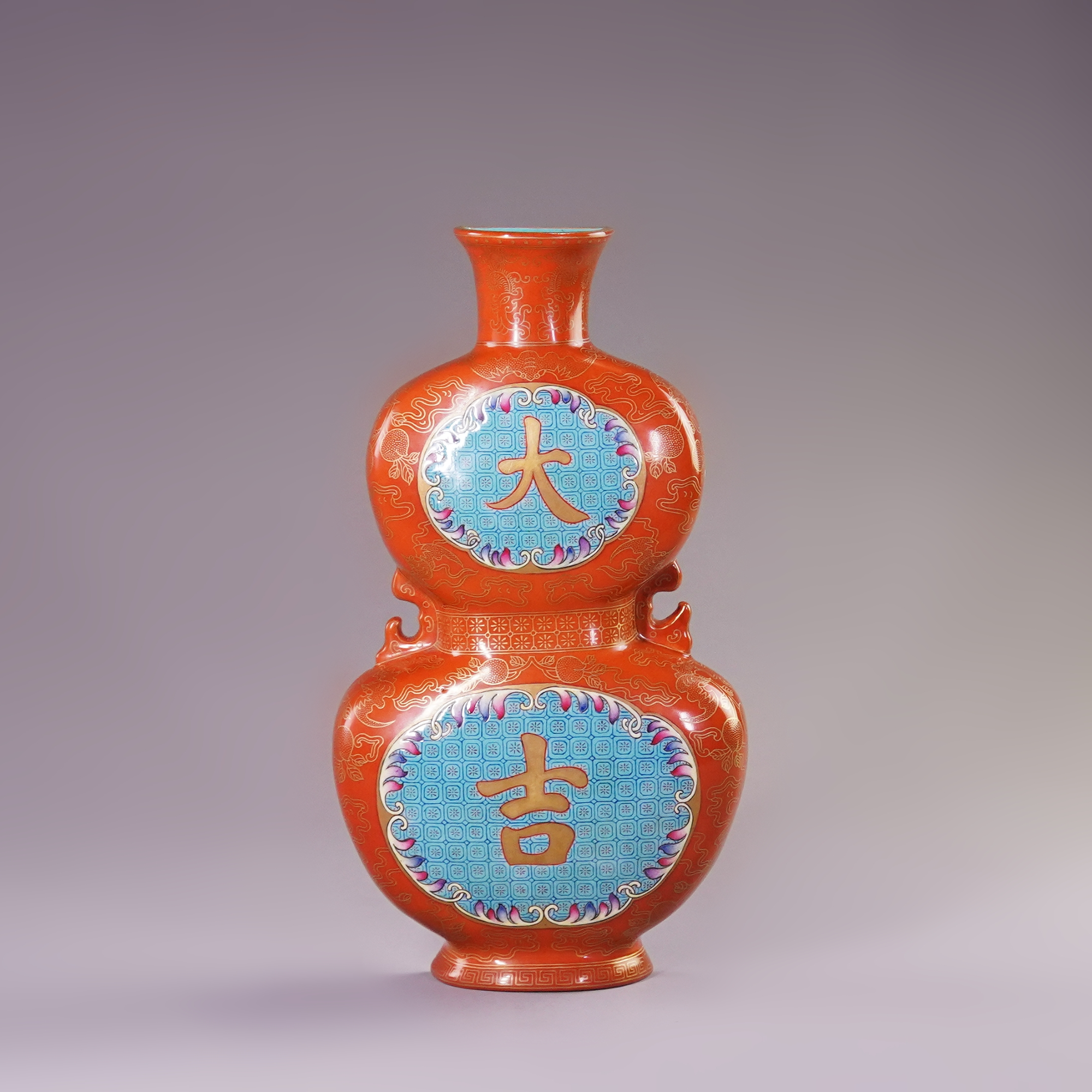 LOT2003 清晚期粉彩珊瑚红描金大吉壁瓶