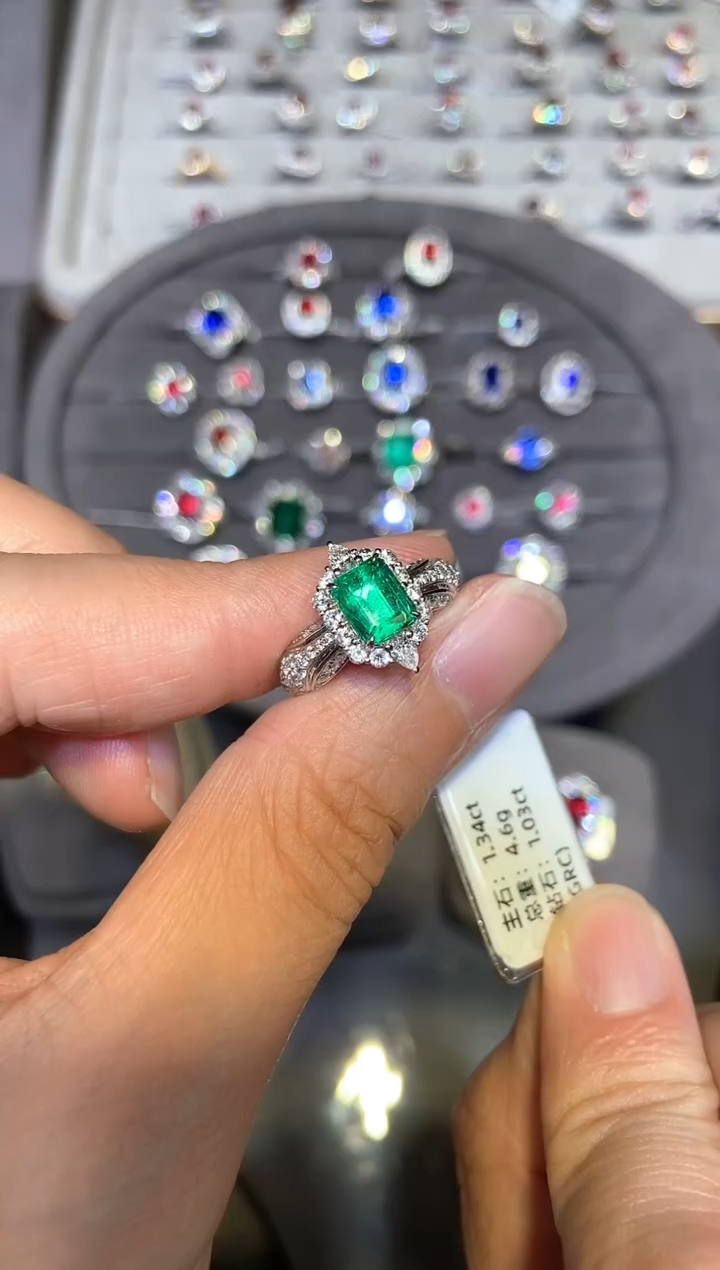 18K金镶嵌戒指祖母绿【闪购】1.34ct/七天鉴赏/哥伦比亚