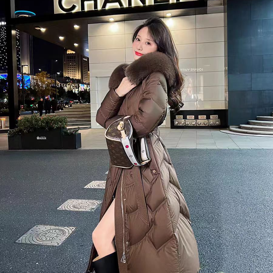 2025冬季新款宽松时尚过膝白鸭绒外套高端毛领羽绒服女中长款