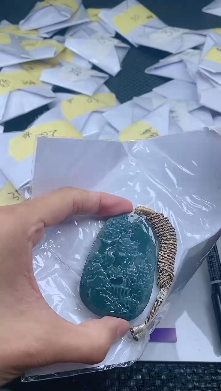 翡翠未镶嵌颈饰         