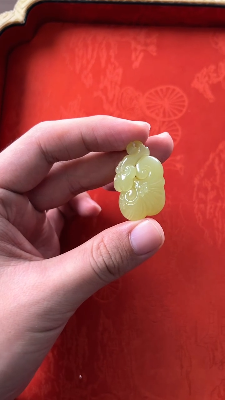 未镶嵌和田玉挂件新疆若羌黄口鸡油黄冰底灵芝雕件