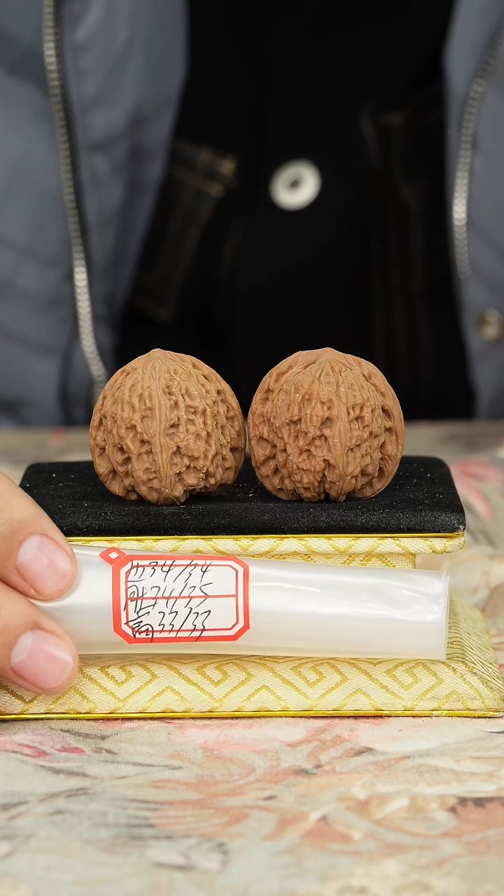 【闪购商品】文玩核桃把件密纹