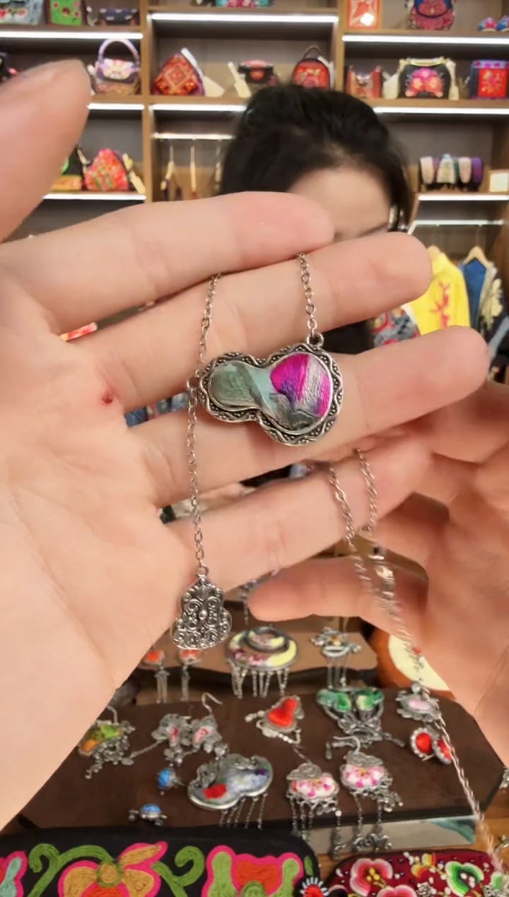 【闪购商品】织绣192蒙阿苏苗绣传承