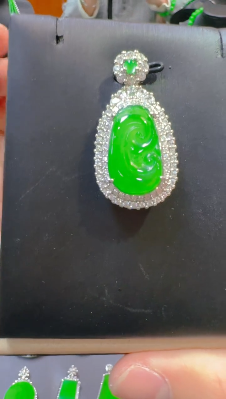 【闪购商品】翡翠吊坠(赠链)未镶嵌天然A货翡翠