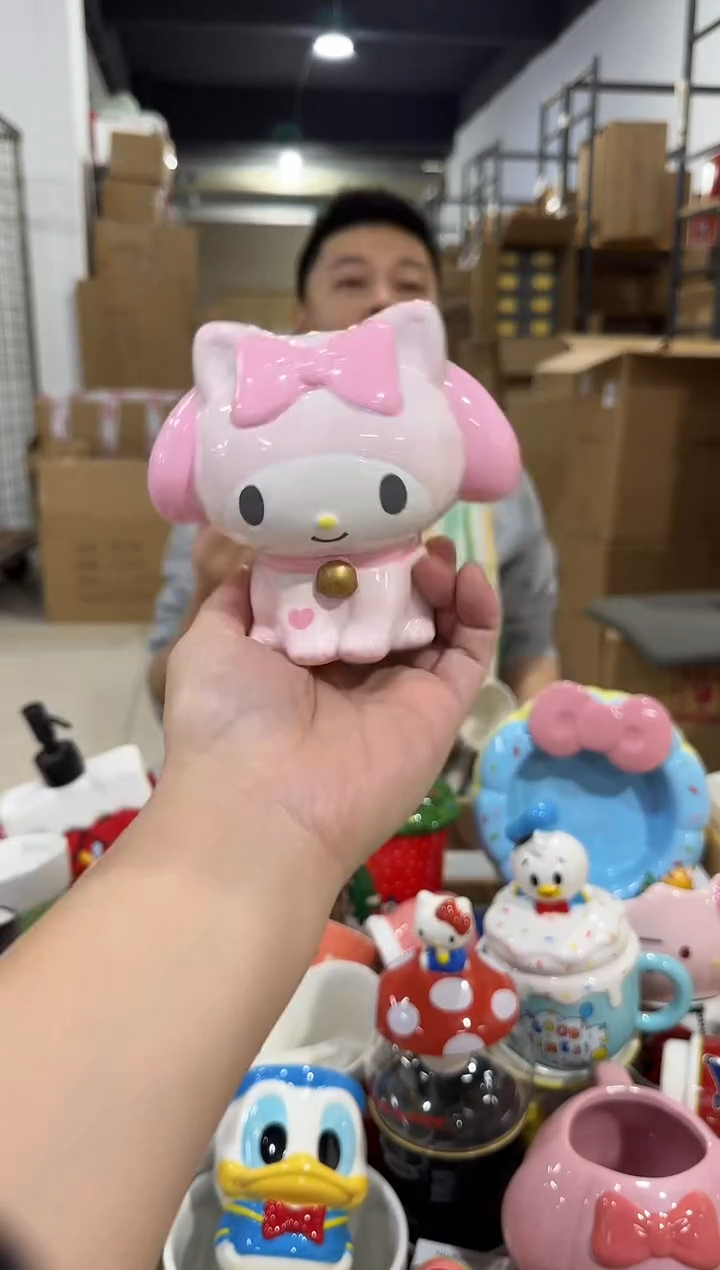 瓷片美乐蒂蹲坐钱罐