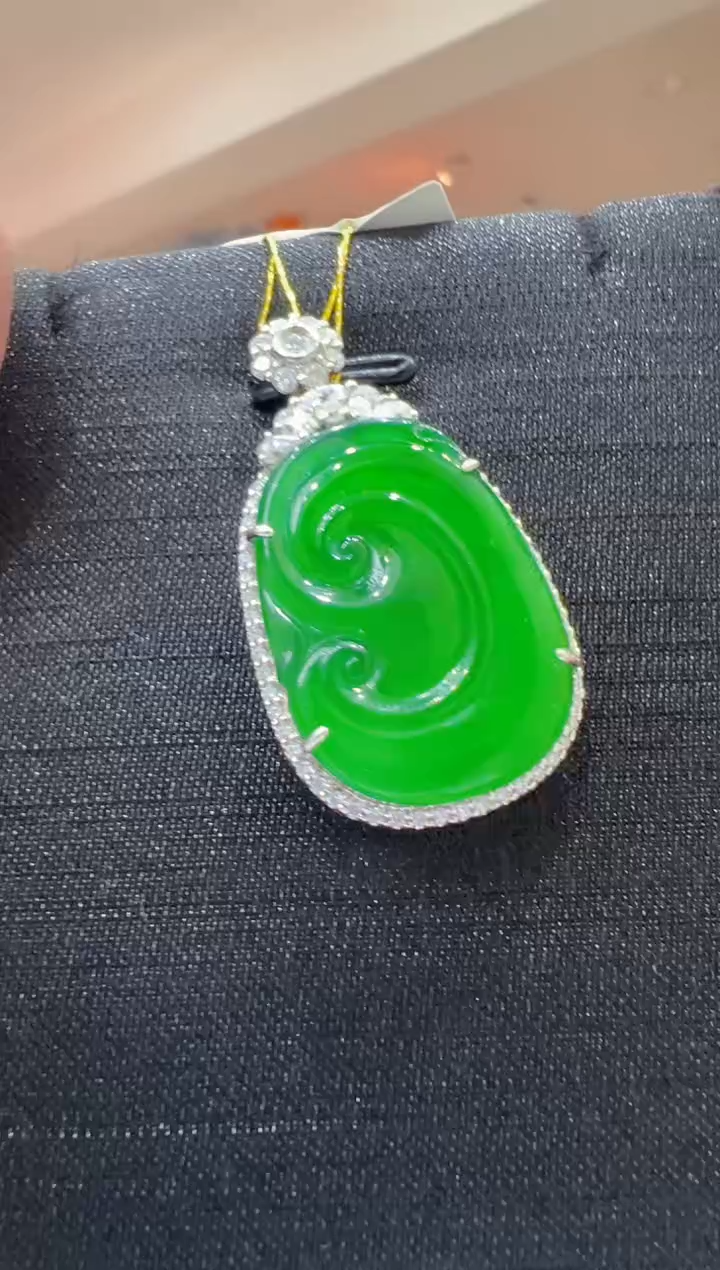 【闪购商品】翡翠吊坠(不含链)18K金镶嵌         