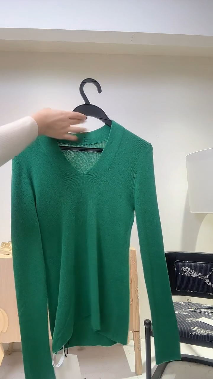 绿色V领经典上衣
