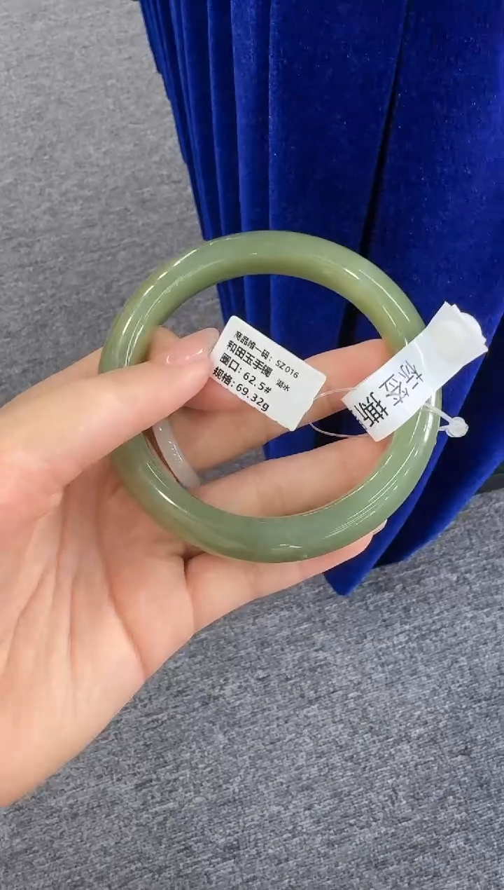 未镶嵌手镯和田玉62.5圈口