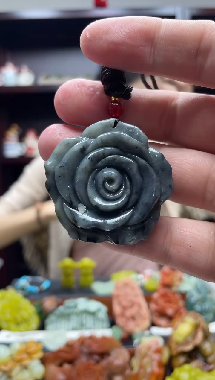 岫玉未镶嵌吊坠·