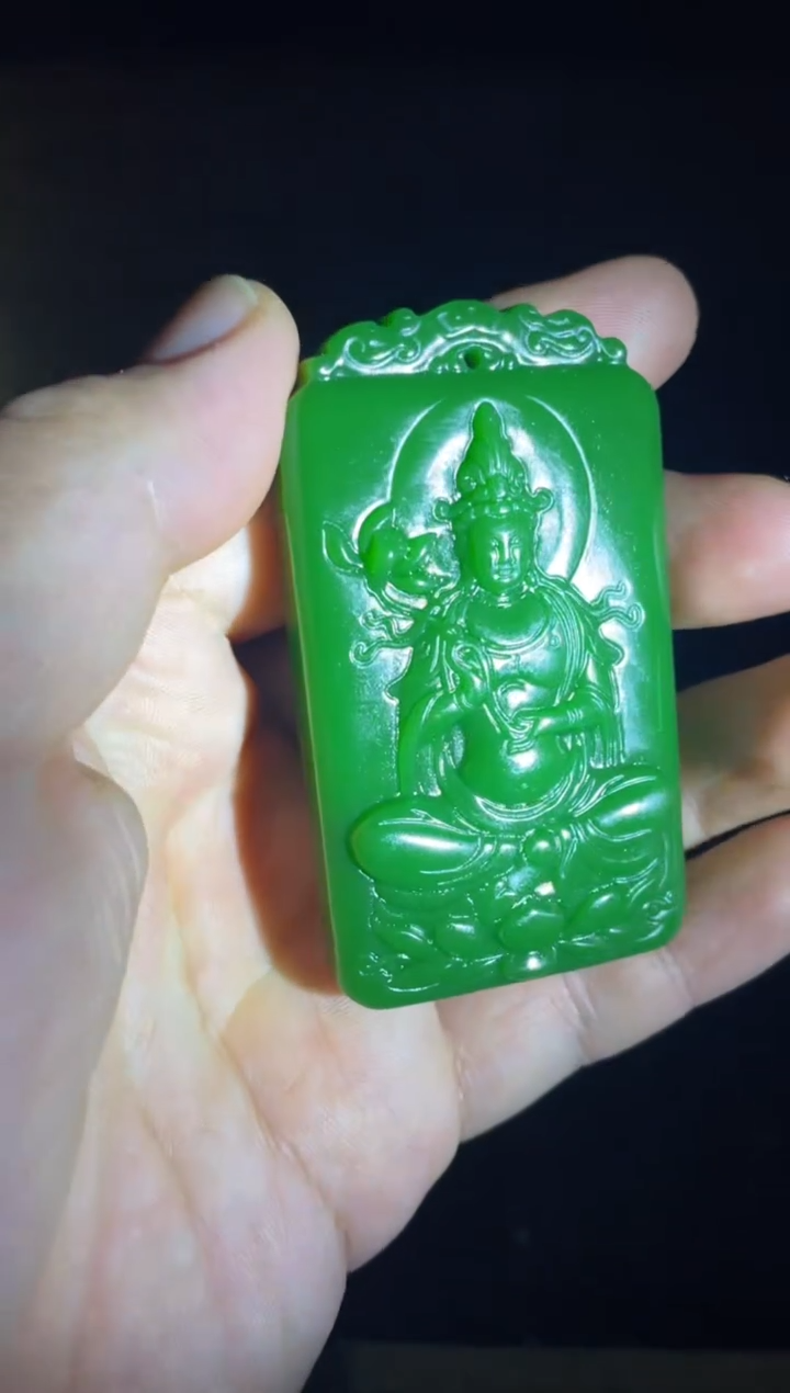 和田玉未镶嵌颈饰菠菜绿双面工观音1件