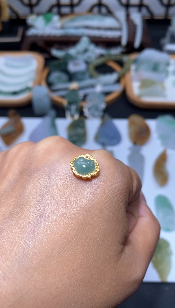 【闪购商品】翡翠颈饰未镶嵌如意