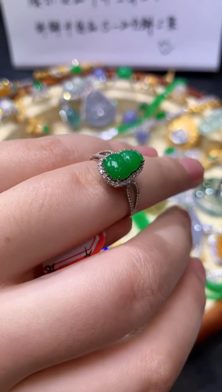 颈饰18K金镶嵌翡翠26葫芦戒指