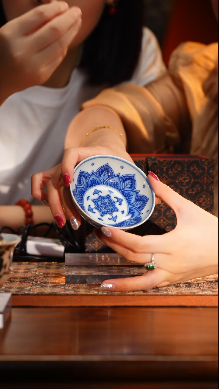 M司陶坊开窗卧足金钱纹杯内外满绘