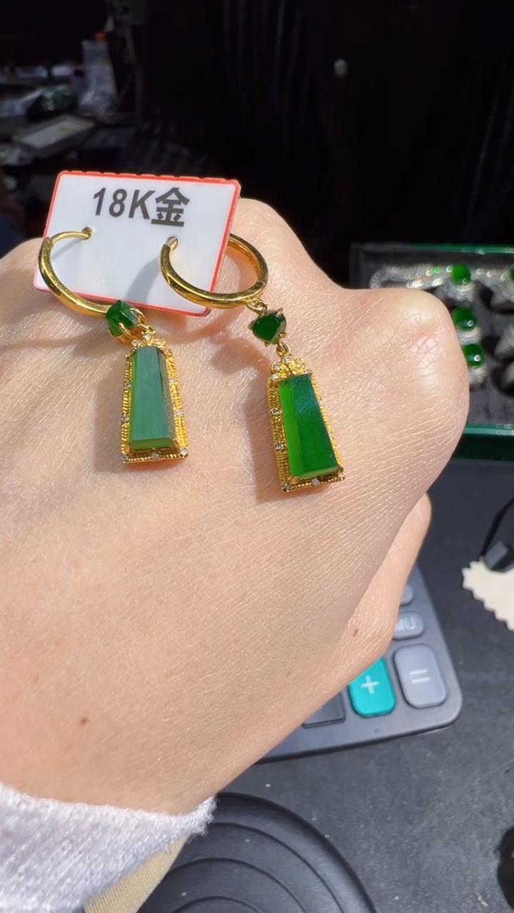 【闪购商品】定制翡翠18K金镶嵌耳钉1