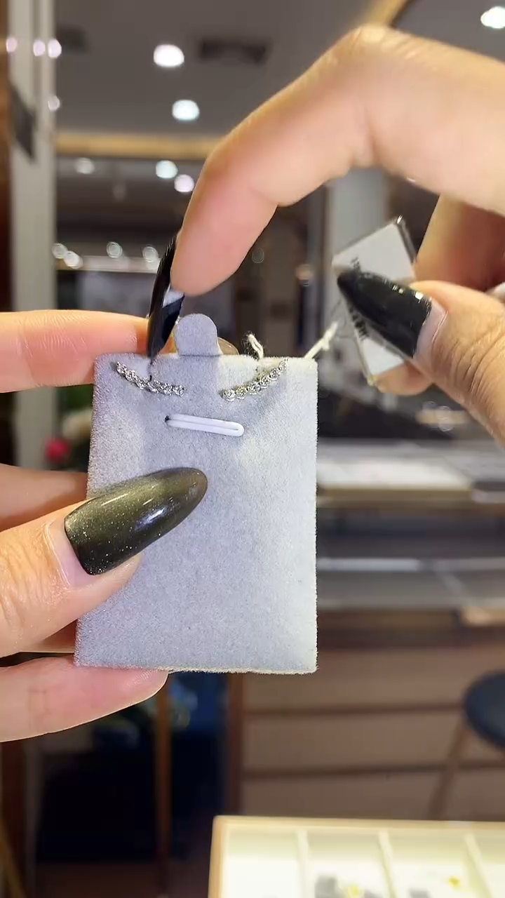 【闪购商品】钻石耳饰18K金镶嵌钻石耳饰