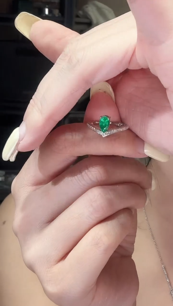 18K金镶嵌戒指祖母绿水滴0.60ct