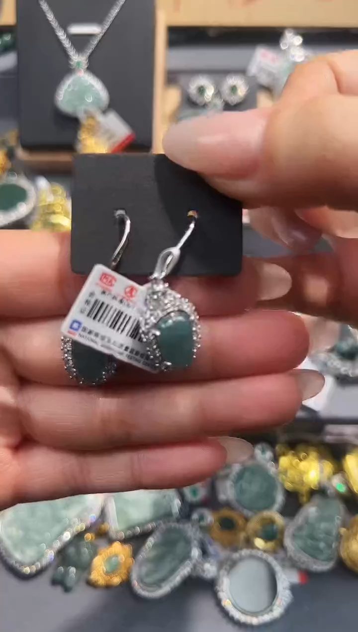 【闪购商品】翡翠吊坠(赠链)未镶嵌天然翡翠A货