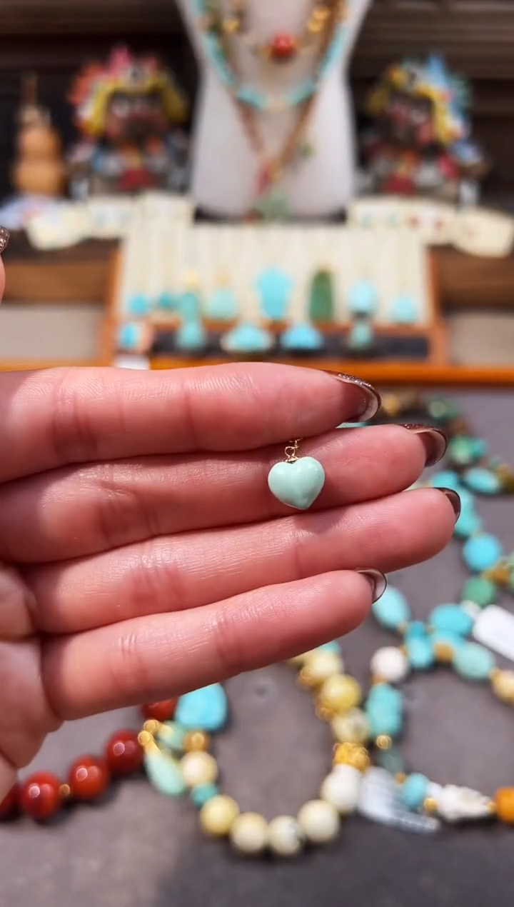 18K金镶嵌绿松石提溜爱心屁桃