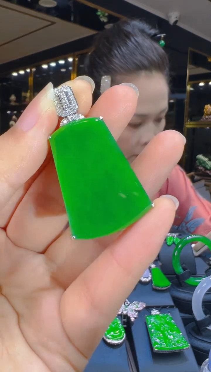 翡翠18K金镶嵌吊坠(赠链)105       