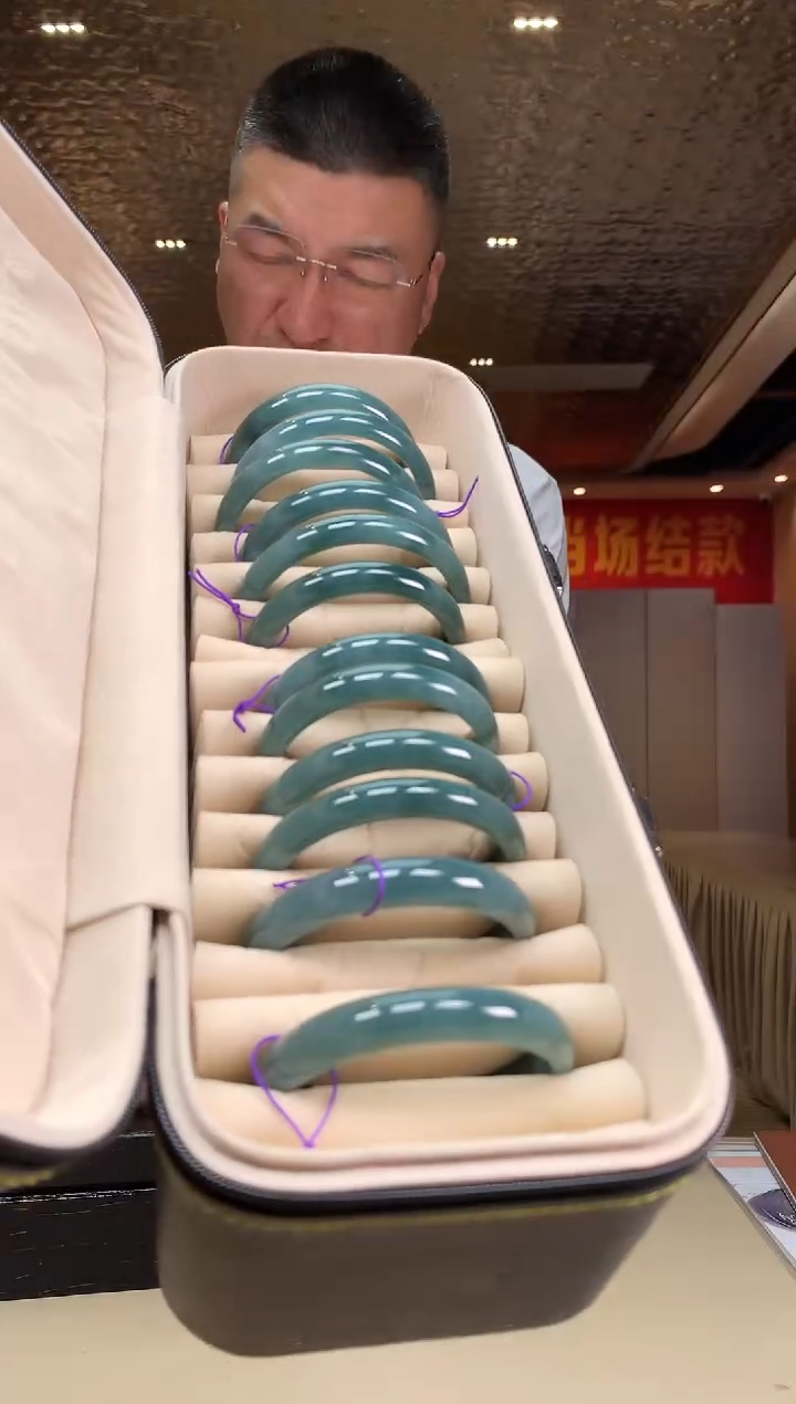 【闪购商品】翡翠手镯未镶嵌多样性发货（只发一件) *d77