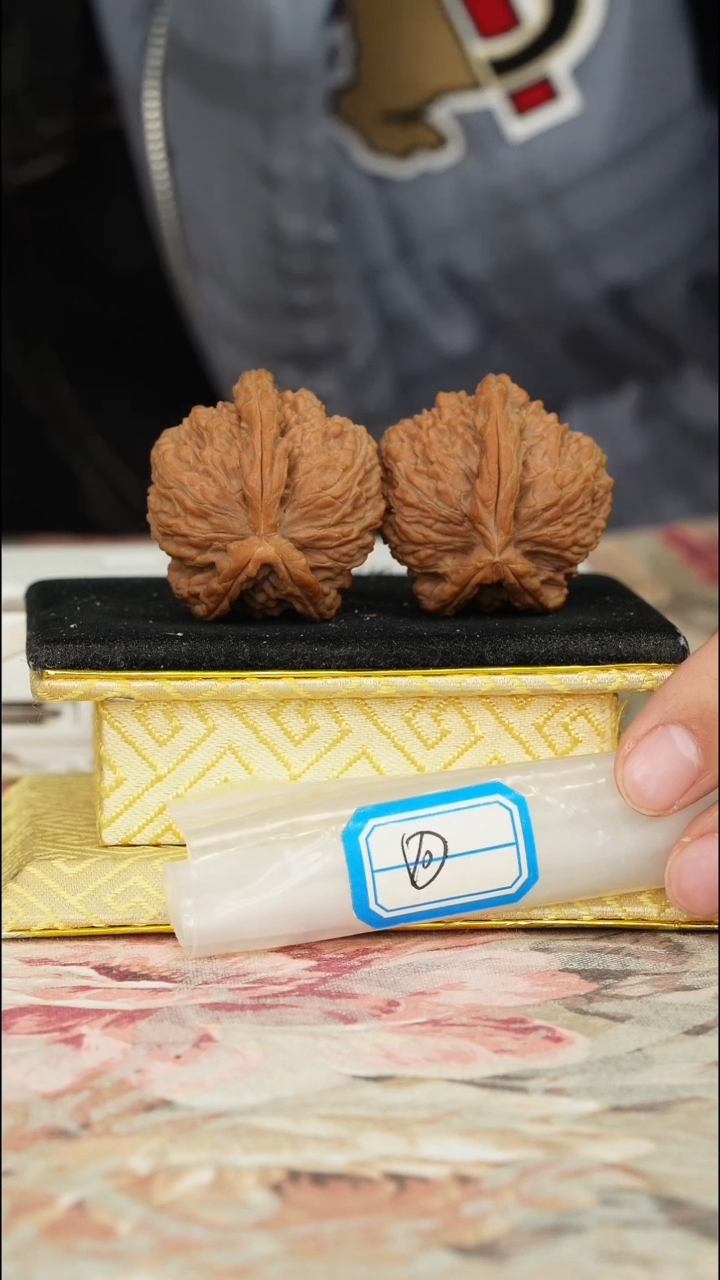 【闪购商品】文玩核桃把件白狮子三棱有修