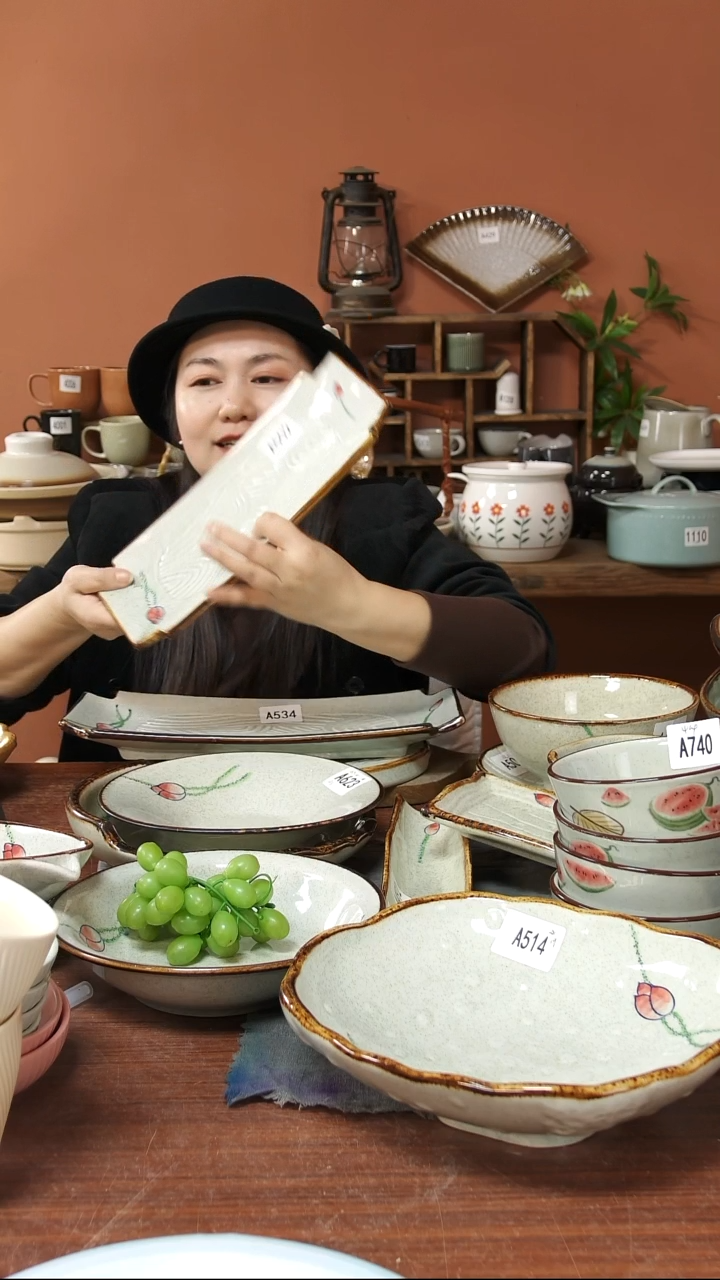 陶瓷A502 一只手绘荷花黑点长方盘30*13可能微瑕