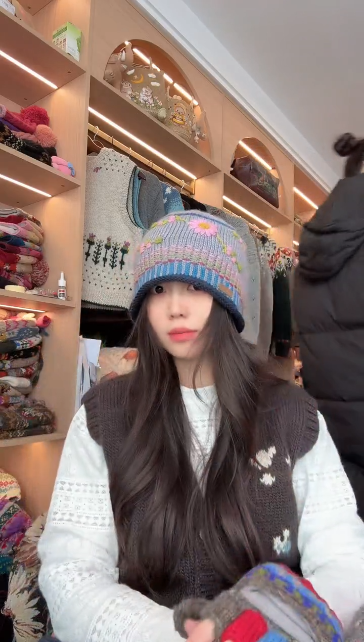 羊毛美利奴蓝色刺绣帽