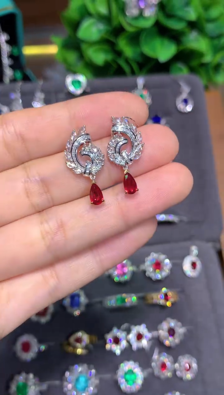 18K金镶嵌耳饰红宝石0.9CT