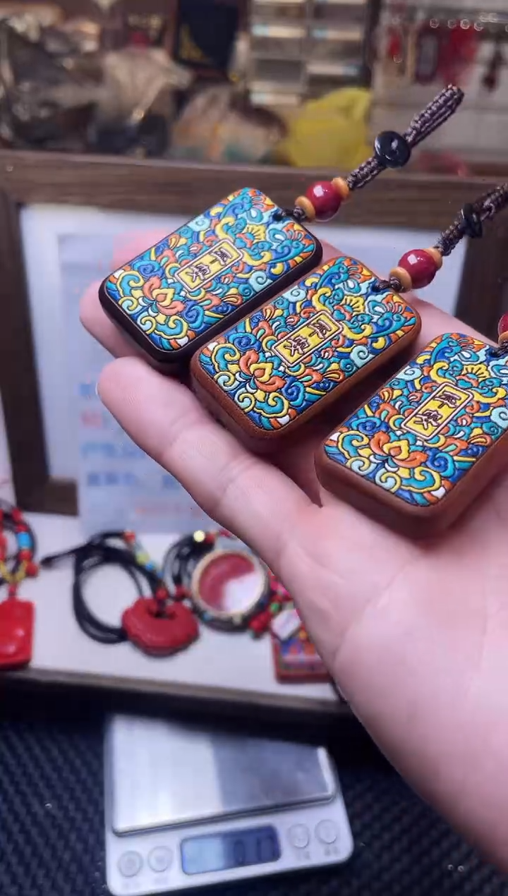 天然辰砂无事牌檀木钥匙挂