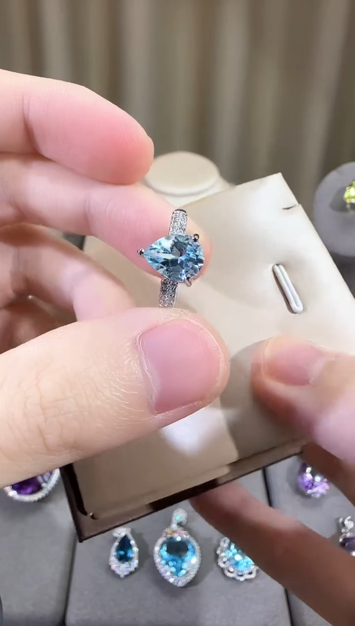 银S925镶嵌戒指托帕石9*7mm简约水滴设计款