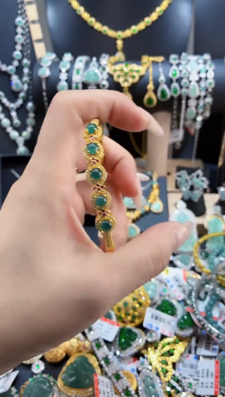 翡翠未镶嵌颈饰天然翡翠A货多样性发其一