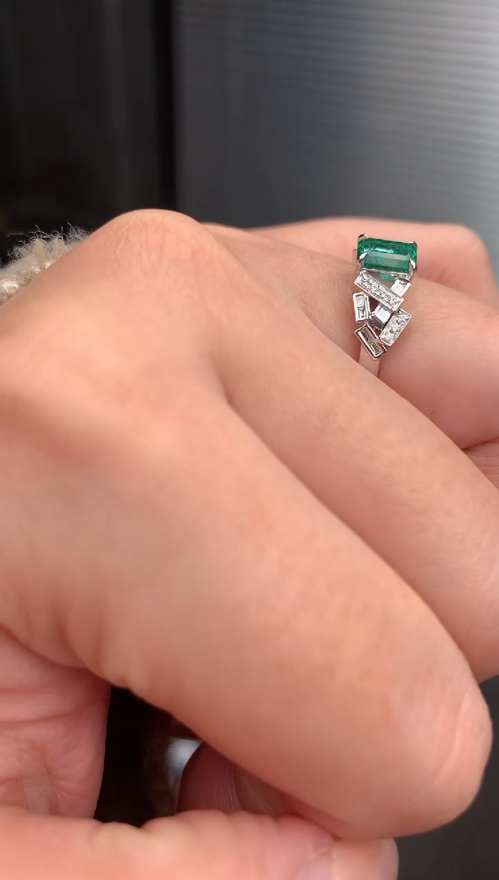 【闪购商品】祖母绿戒指18K金镶嵌81分祖母绿戒指