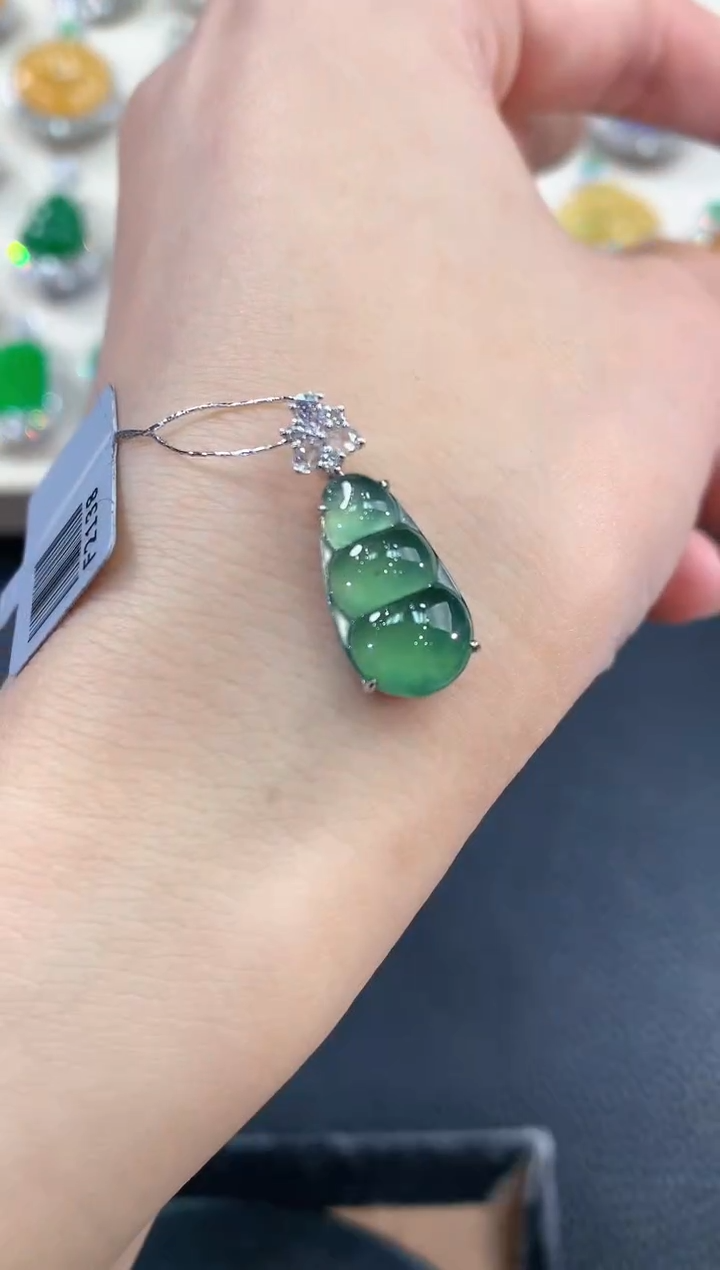 【闪购商品】翡翠吊坠(不含链)18K金镶嵌v27     