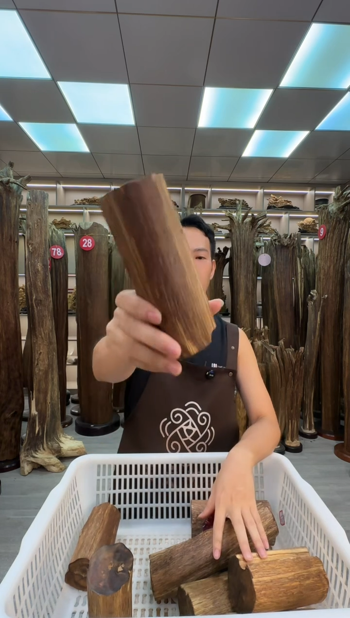 沉香碎屑沉香沉香原料摆件工艺品一百元以上带底座